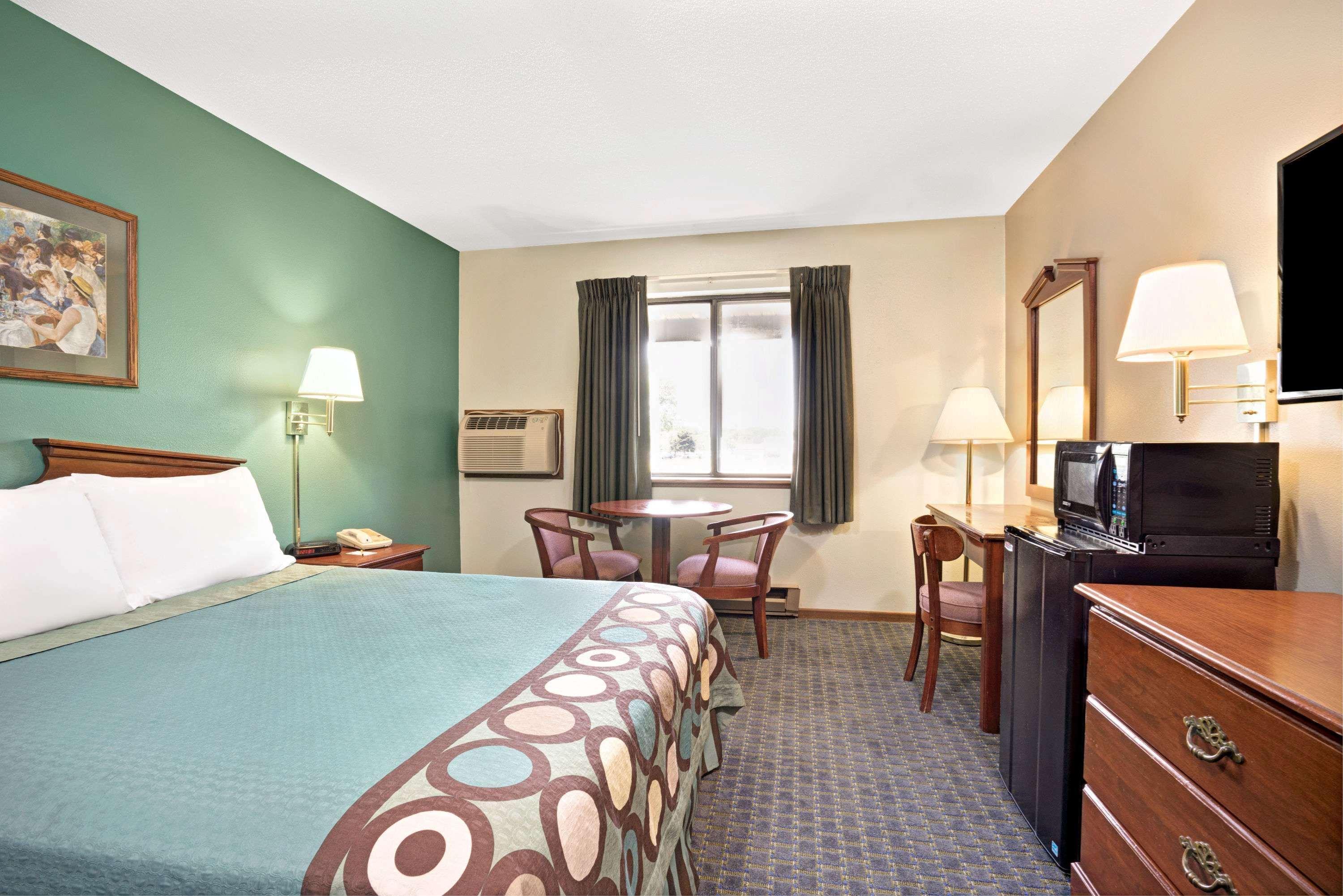 Super 8 By Wyndham Hudson Hotell Eksteriør bilde